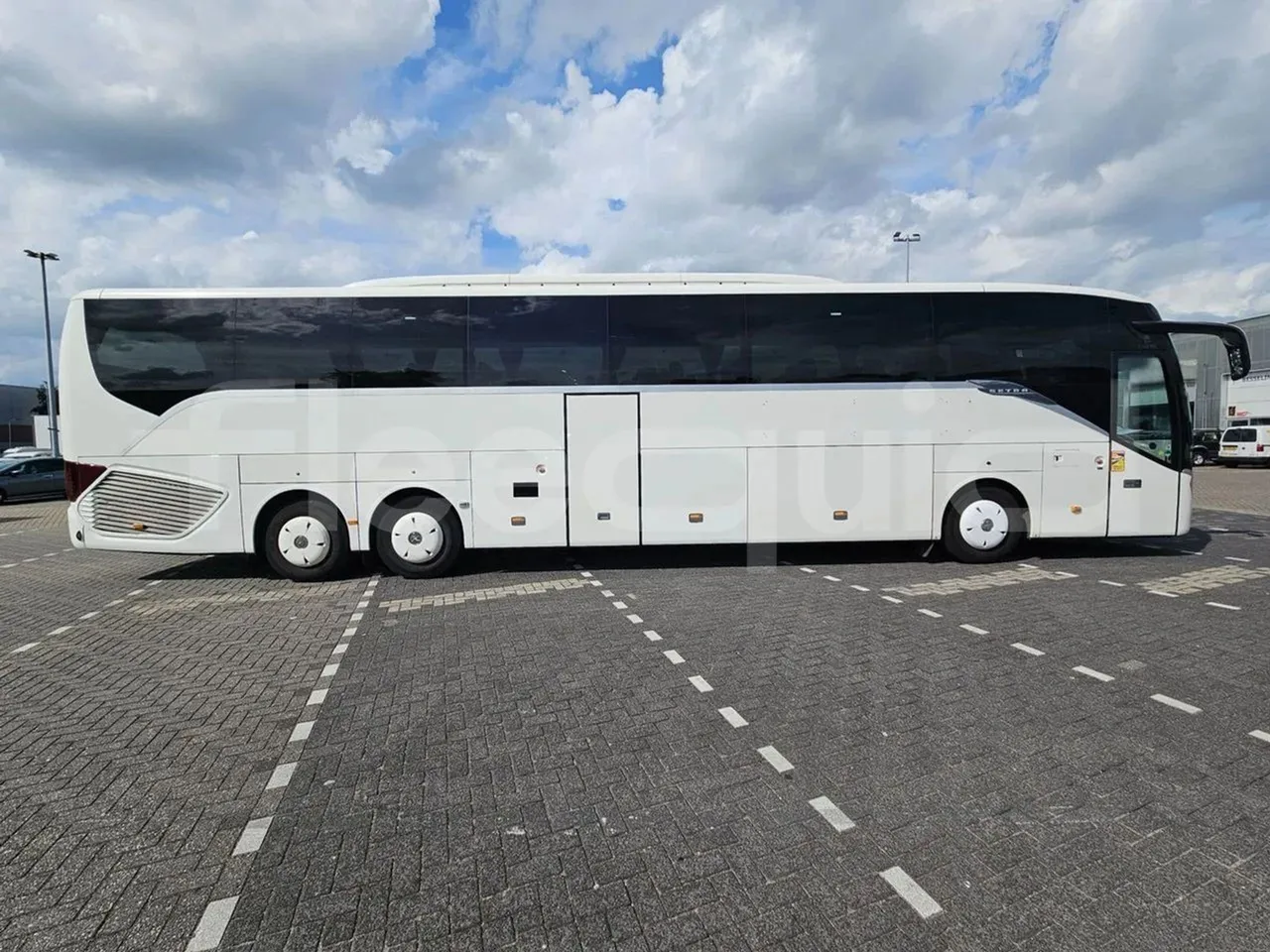 Setra S517 - right side doors closed