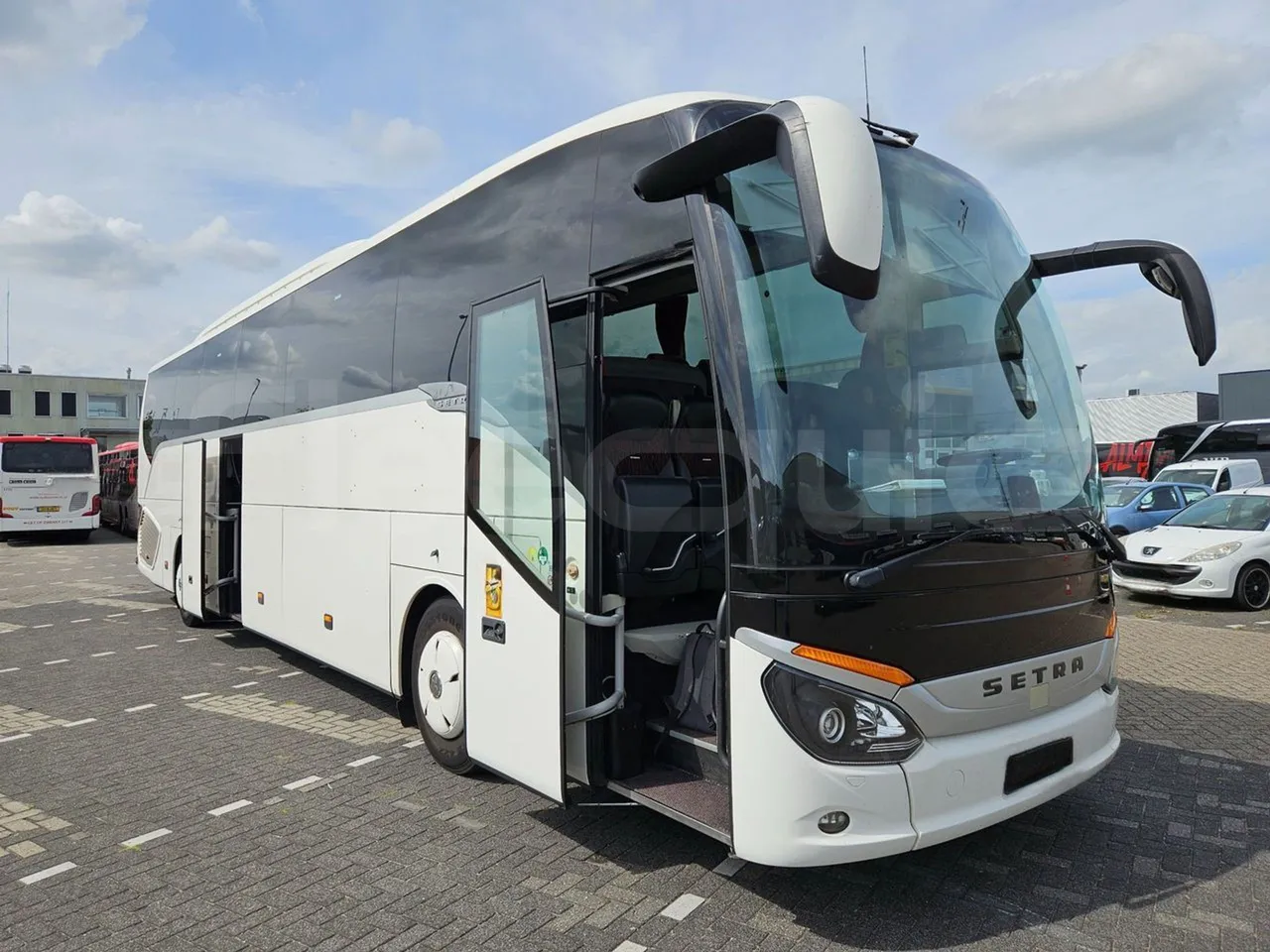 Setra S516 HD/2 - EUR6 - 315kW - 13.12m - 3/4 right front doors open