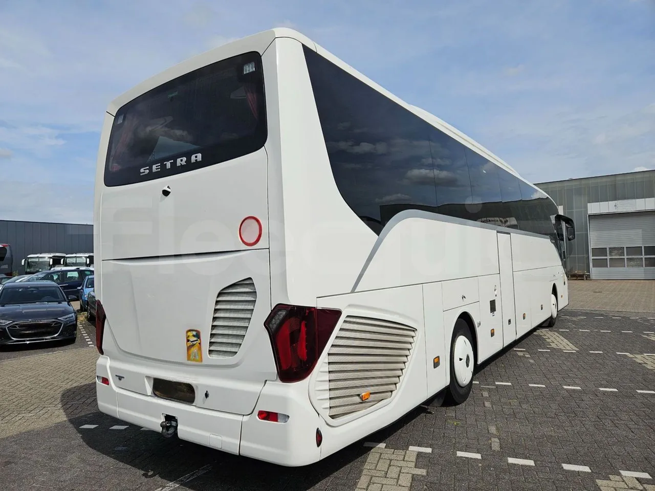 Setra S516 HD/2 - EUR6 - 315kW - 13.12m - 3/4 right rear doors closed