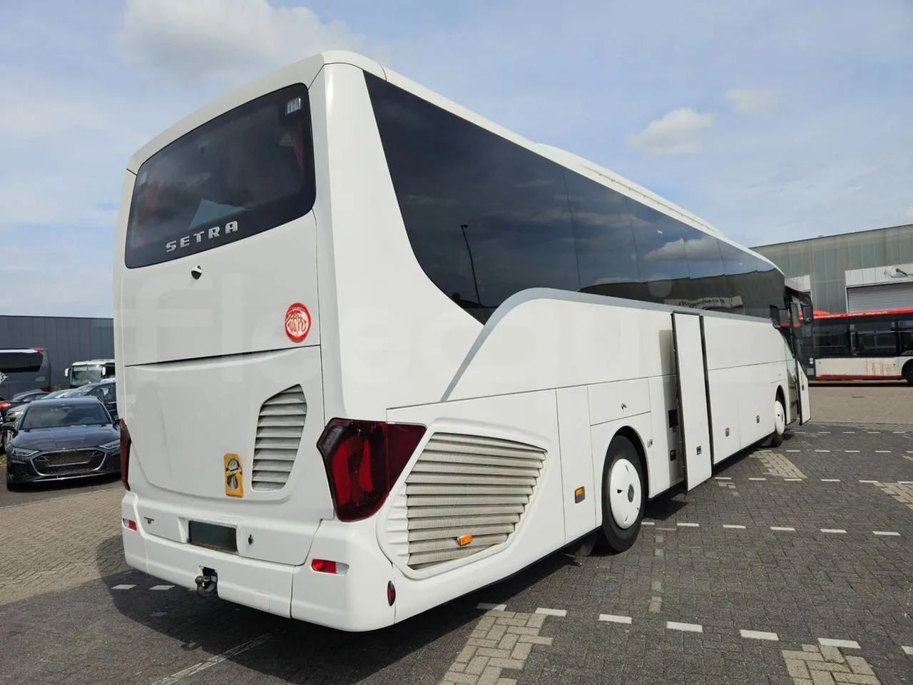 Setra S516 HD/2 - EUR6 - 315kW - 13.12m - 3/4 right rear doors open
