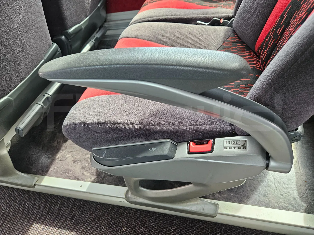 Setra S516 HD/2 - EUR6 - 315kW - 13.12m - armrest detail photo
