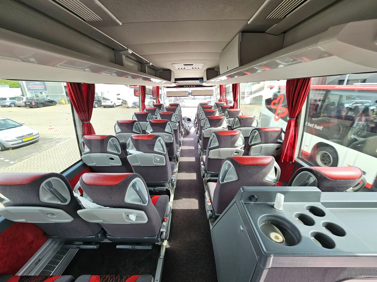 Setra S516 HD/2 - EUR6 - 315kW - 13.12m - forward view middle aisle