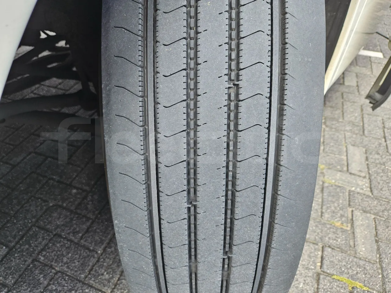 Setra S516 HD/2 - EUR6 - 315kW - 13.12m - tread condition front tires right