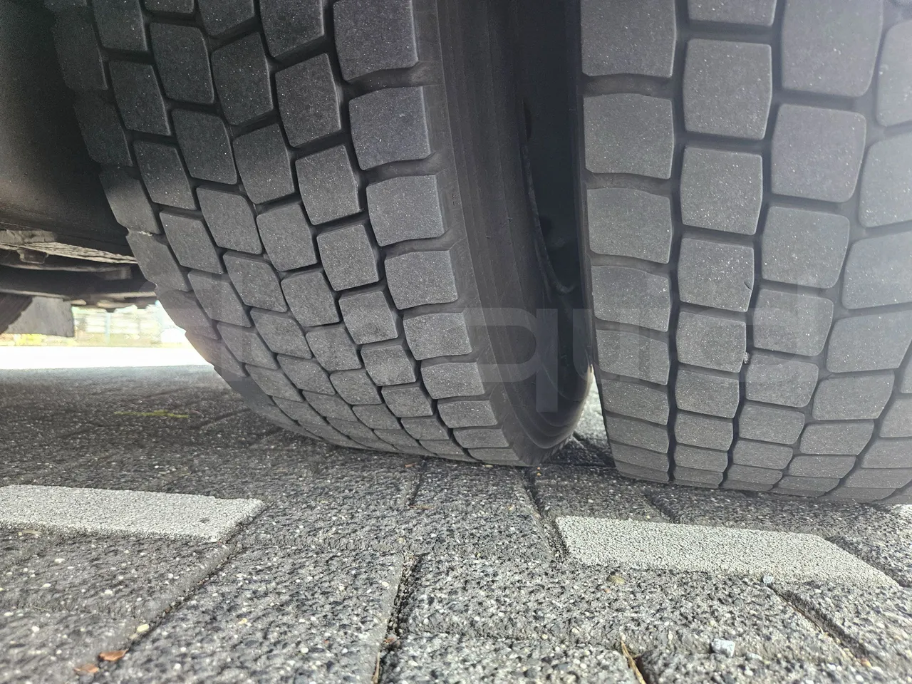 Setra S516 HD/2 - EUR6 - 315kW - 13.12m - tread condition second axle tires left