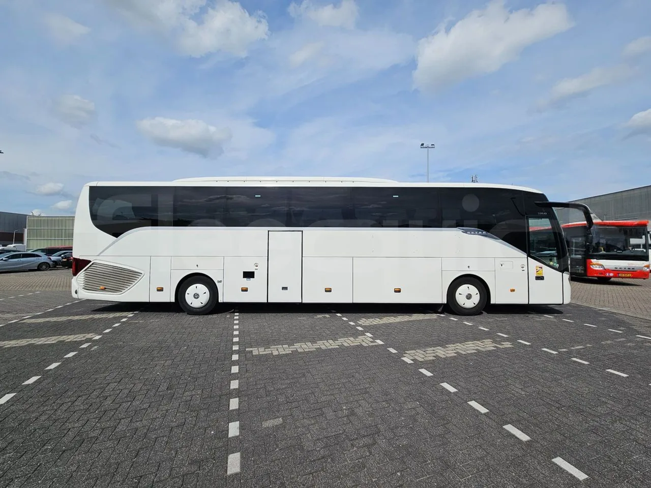 Setra S516 HD/2 - EUR6 - 315kW - 13.12m - right side doors closed