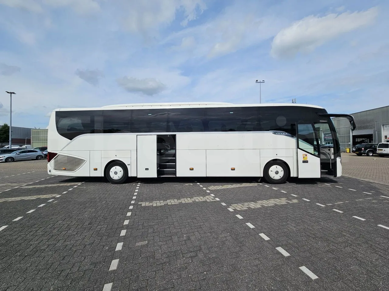 Setra S516 HD/2 - EUR6 - 315kW - 13.12m - right side doors open