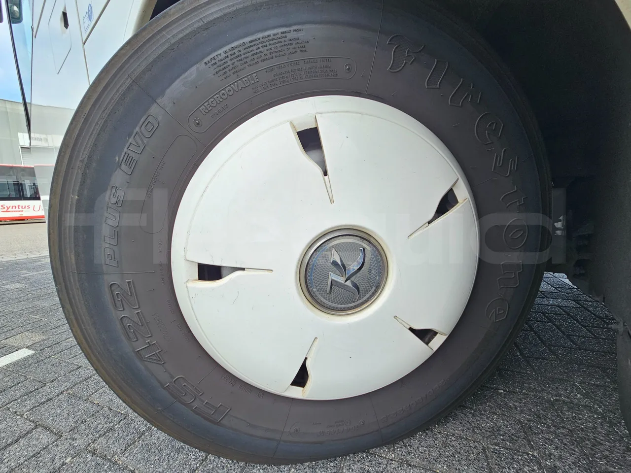 Setra S516 HD/2 - EUR6 - 315kW - 13.12m - front left tire measurements