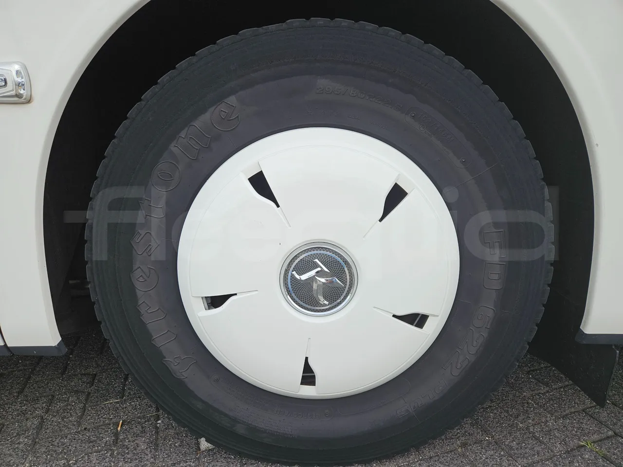 Setra S516 HD/2 - EUR6 - 315kW - 13.12m - rear left tire photo