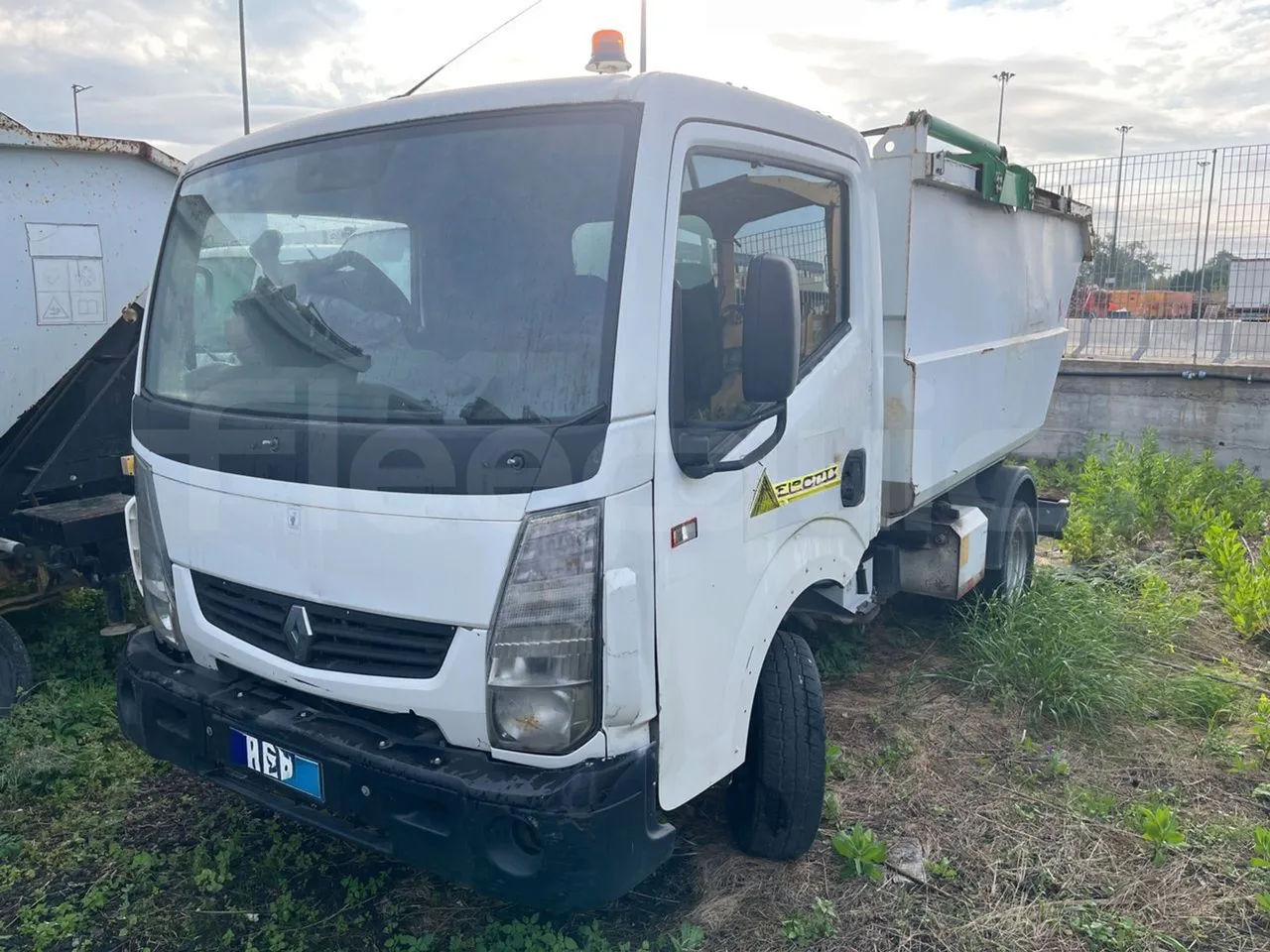 Renault Maxity F241 - Euro5 - 100kW - 4.972mt - 3/4 front left