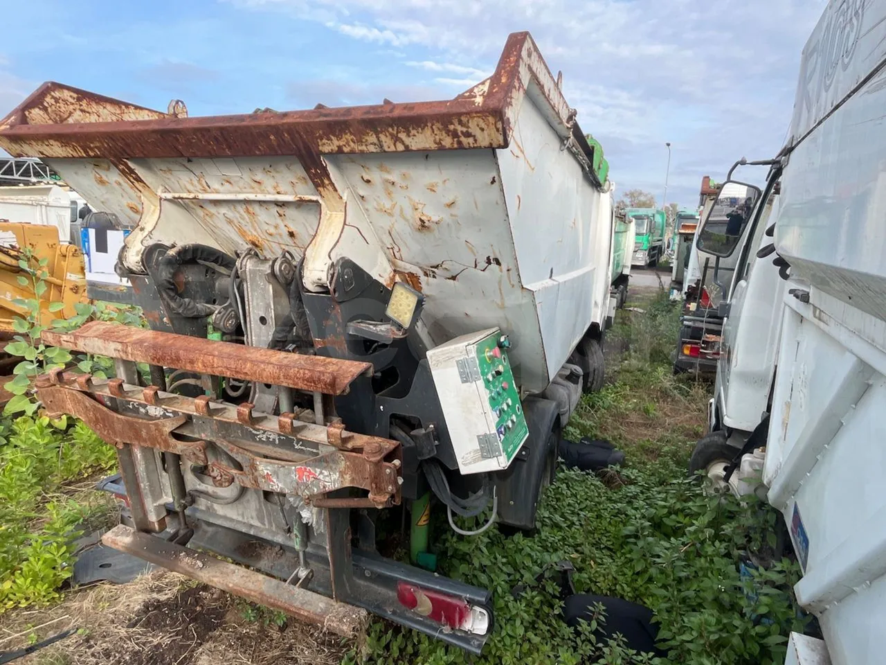 Renault Maxity F241 - Euro5 - 100kW - 4.972mt - 3/4 right rear doors closed