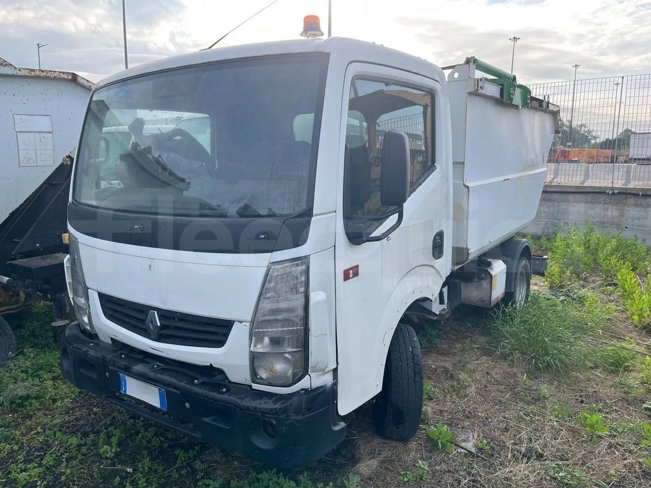Renault Maxity F241 - Euro5 - 100kW - 4.972mt - Base cover photo