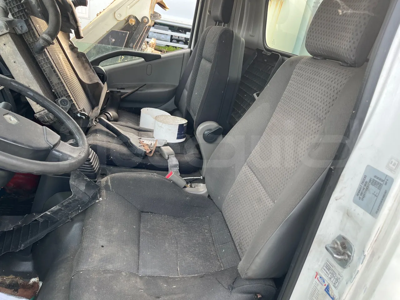 Renault Maxity F241 - Euro5 - 100kW - 4.972mt - driver's seat photo