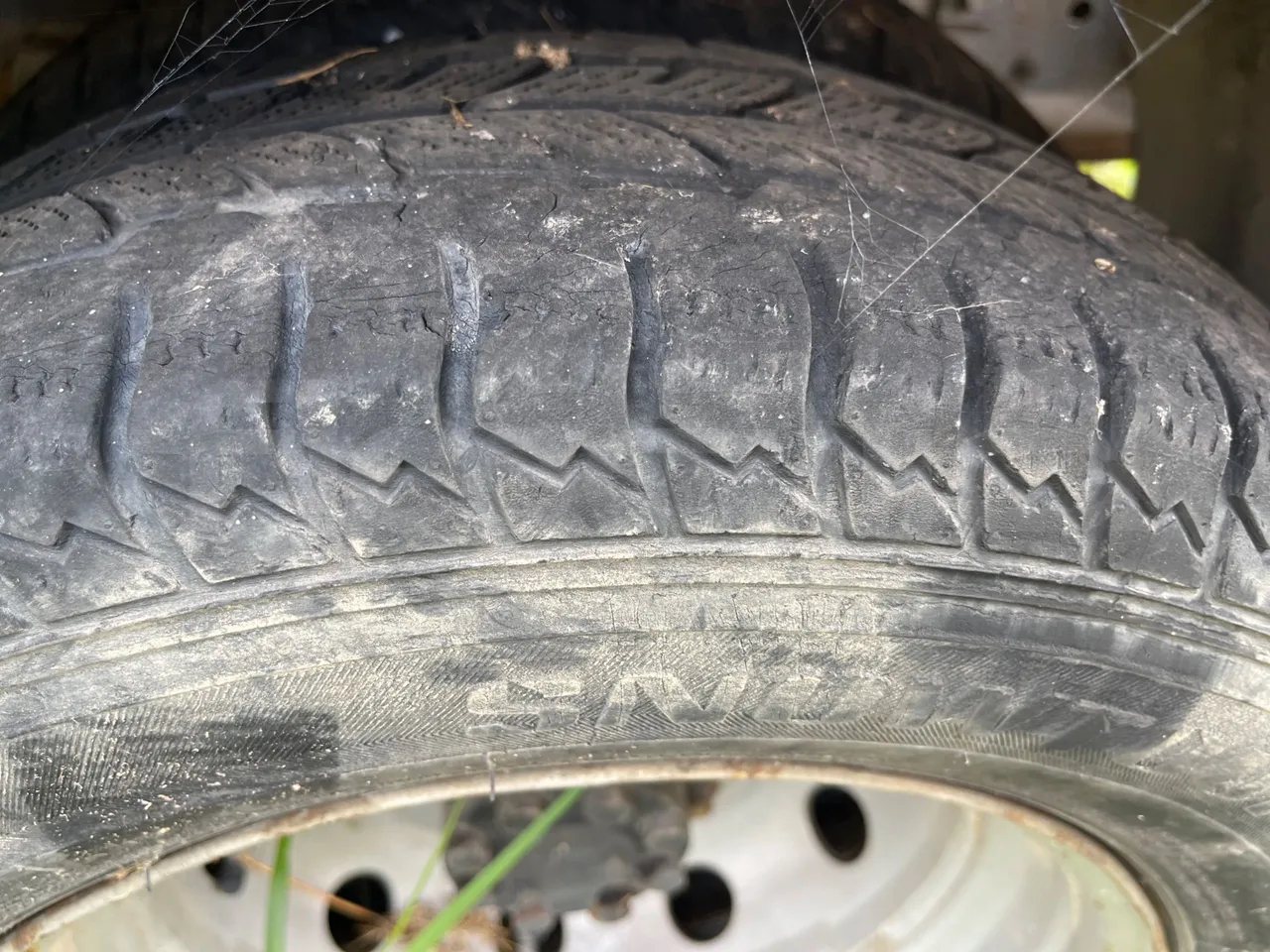 Renault Maxity F241 - Euro5 - 100kW - 4.972mt - tread condition front tires left