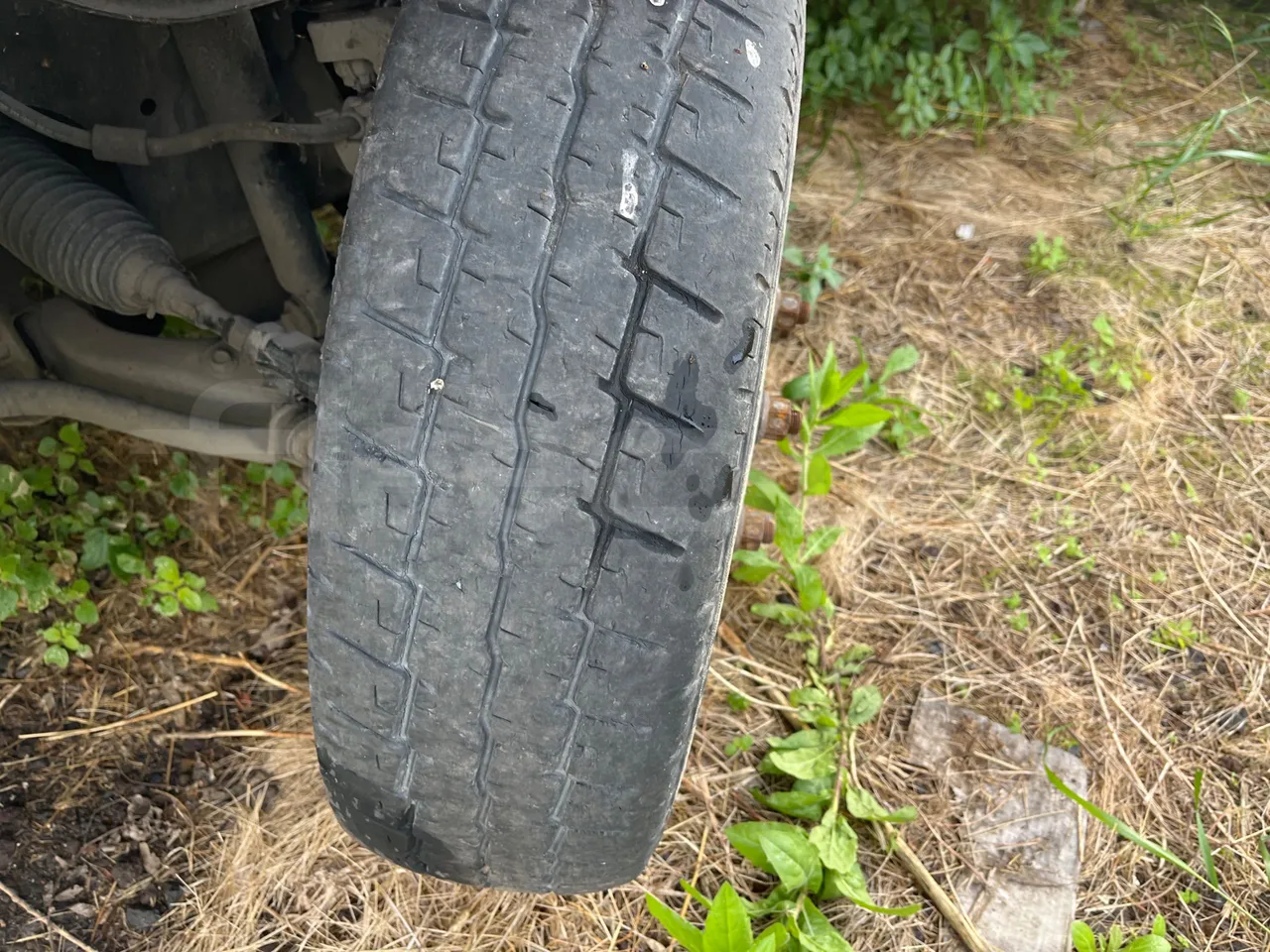 Renault Maxity F241 - Euro5 - 100kW - 4.972mt - tread condition front tires right