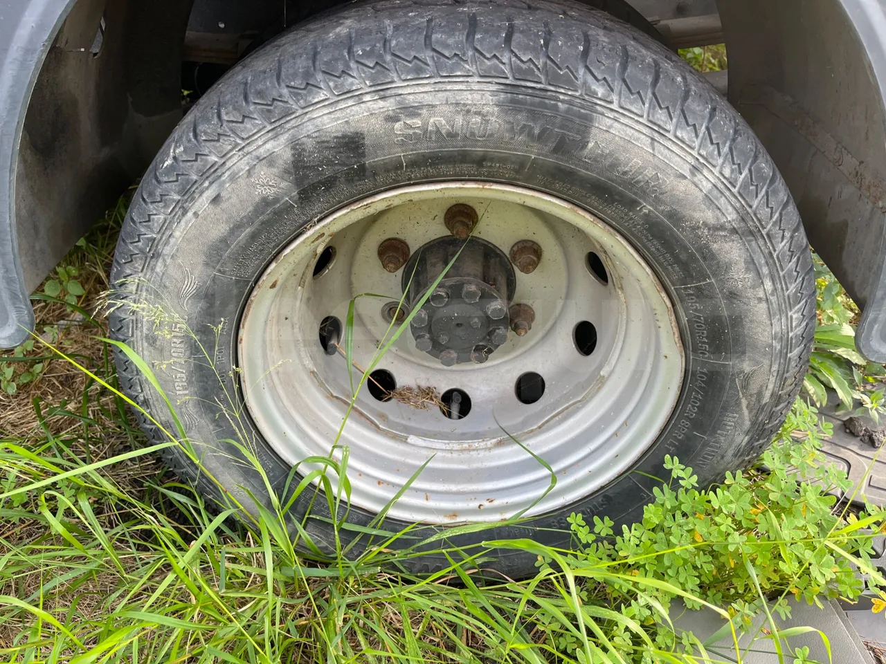 Renault Maxity F241 - Euro5 - 100kW - 4.972mt - rear left tire photo