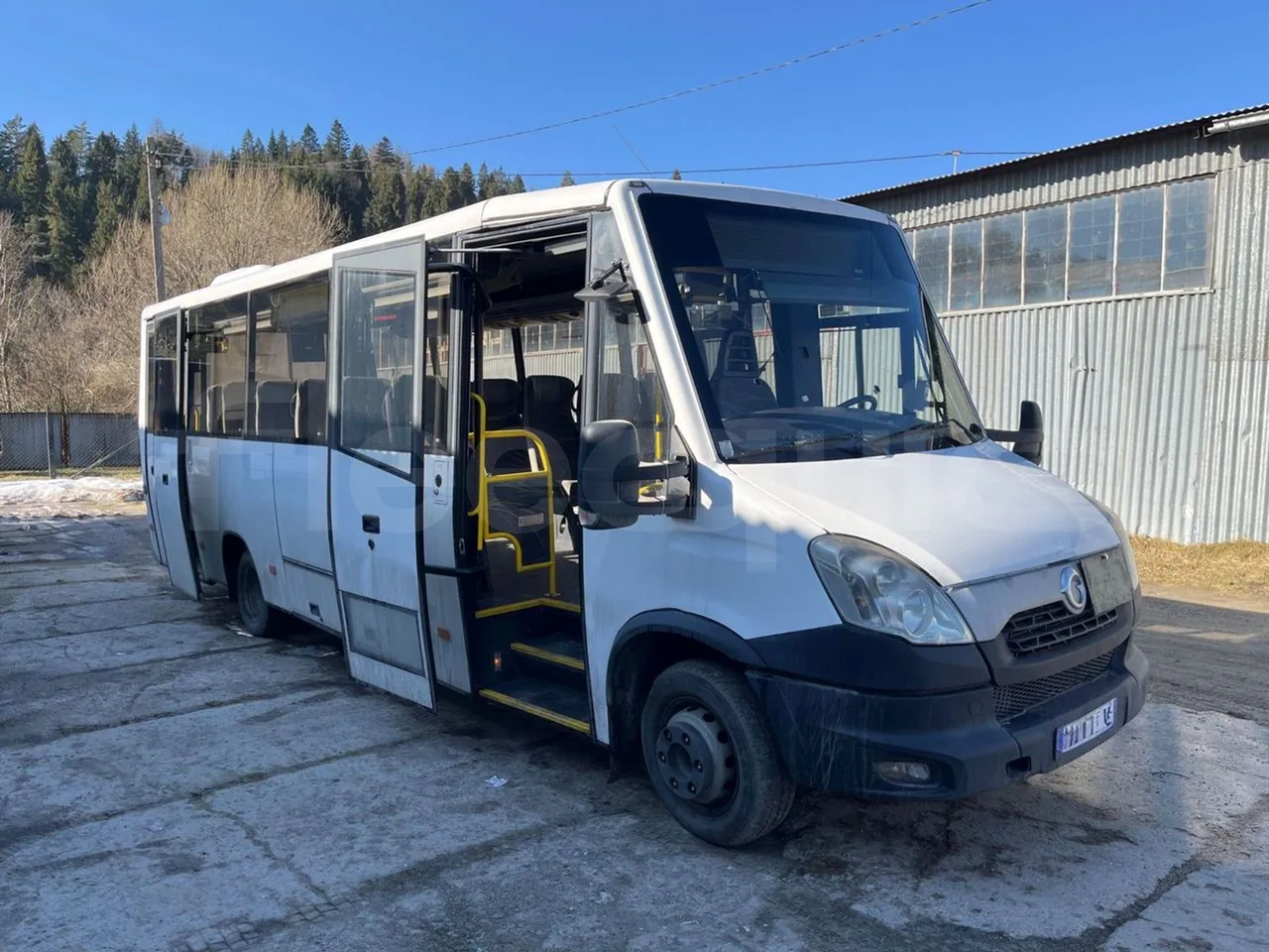 Kutsenits IC HNF-1 - EUR5 - 125kW -8.5m - 3/4 right front doors open