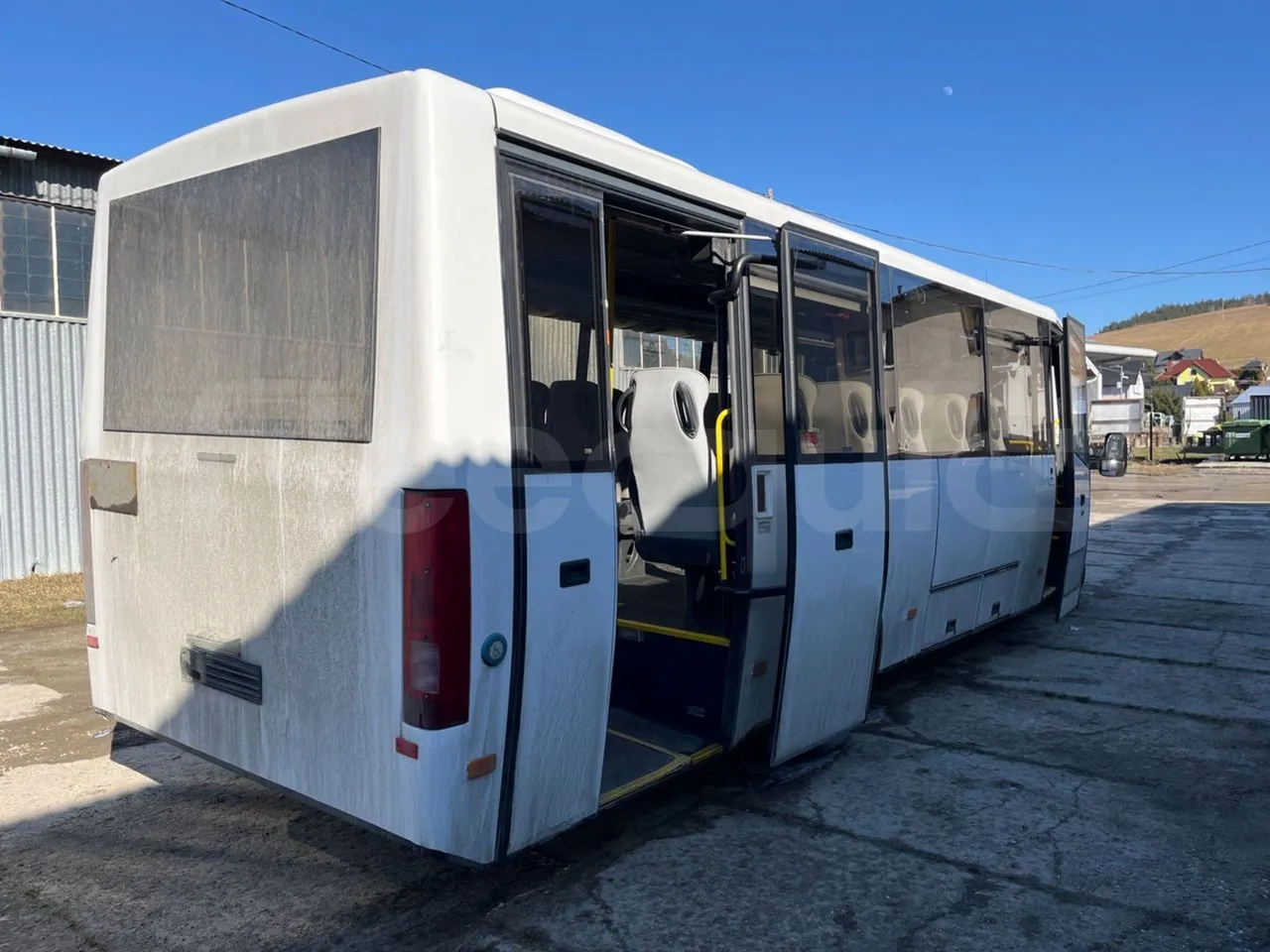 Kutsenits IC HNF-1 - EUR5 - 125kW -8.5m - 3/4 right rear doors open