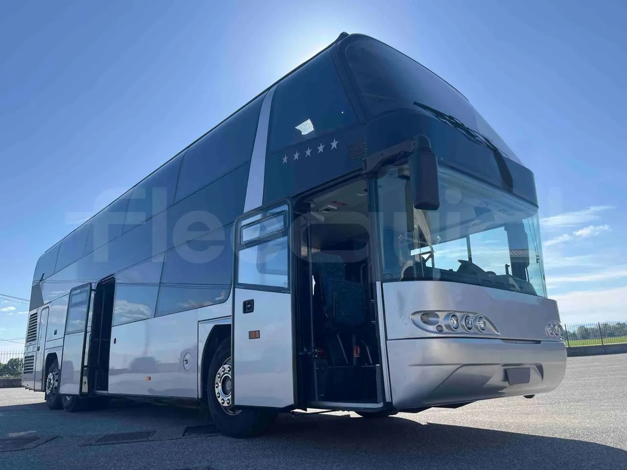 Neoplan 1122/3 L - Euro3 - 390kW - 13.790mt - 3/4 right front doors open