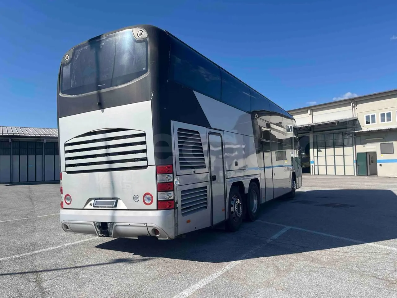 Neoplan 1122/3 L - Euro3 - 390kW - 13.790mt - 3/4 right rear doors closed