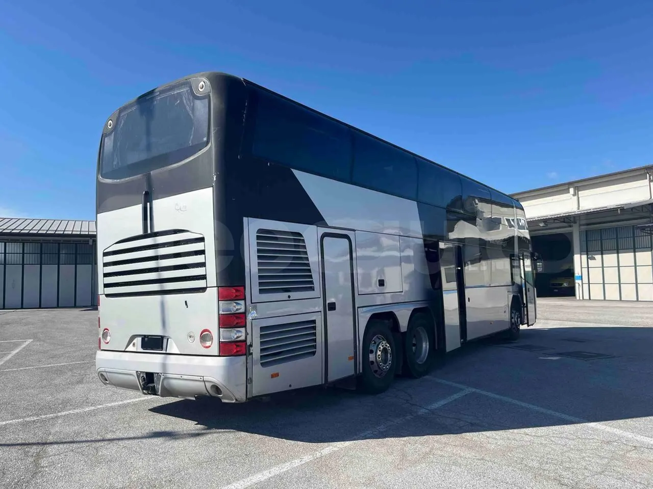 Neoplan 1122/3 L - Euro3 - 390kW - 13.790mt - 3/4 right rear doors open