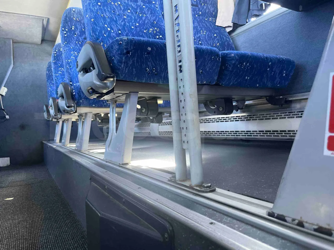 Neoplan 1122/3 L - Euro3 - 390kW - 13.790mt - seat brackets photo