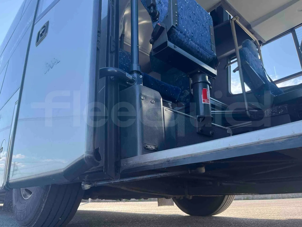Neoplan 1122/3 L - Euro3 - 390kW - 13.790mt - door mechanism photo