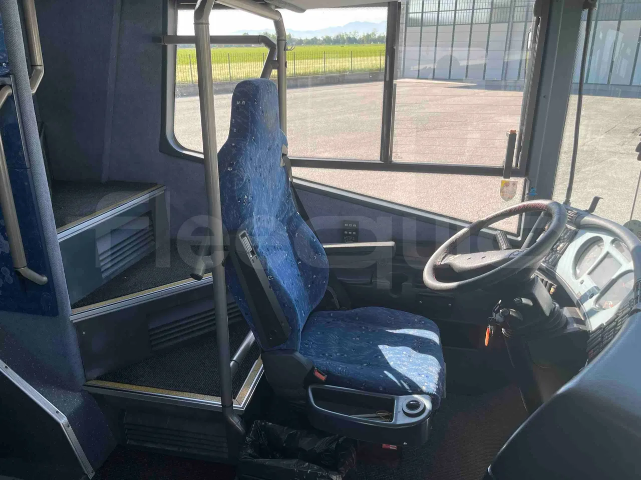 Neoplan 1122/3 L - Euro3 - 390kW - 13.790mt - driver's seat photo