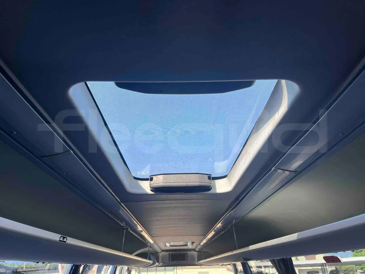 Neoplan 1122/3 L - Euro3 - 390kW - 13.790mt - roof hatch 2