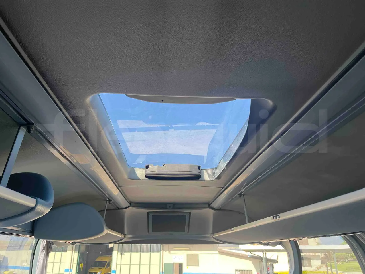 Neoplan 1122/3 L - Euro3 - 390kW - 13.790mt - roof hatch 3