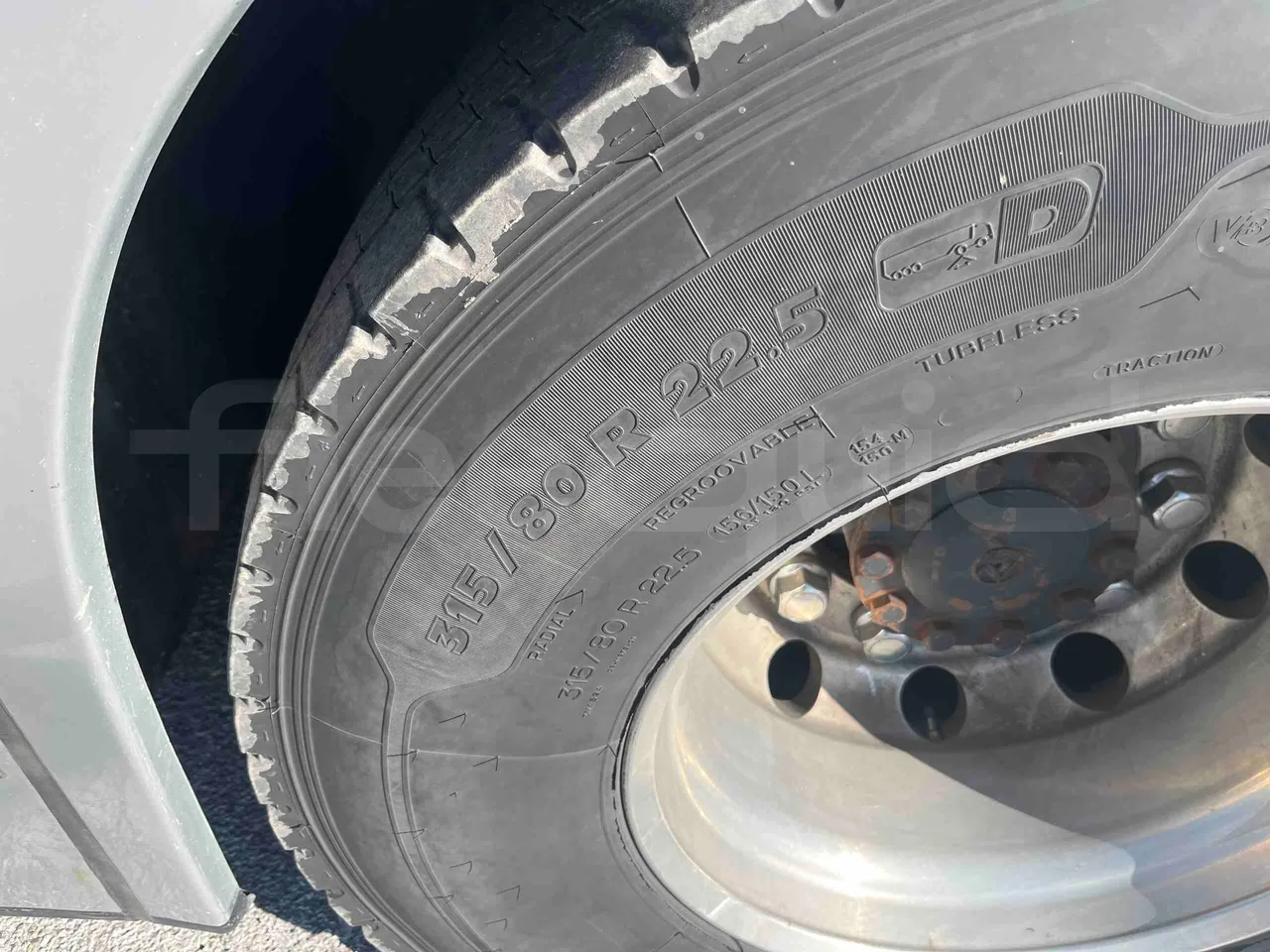 Neoplan 1122/3 L - Euro3 - 390kW - 13.790mt - tread condition front tires right