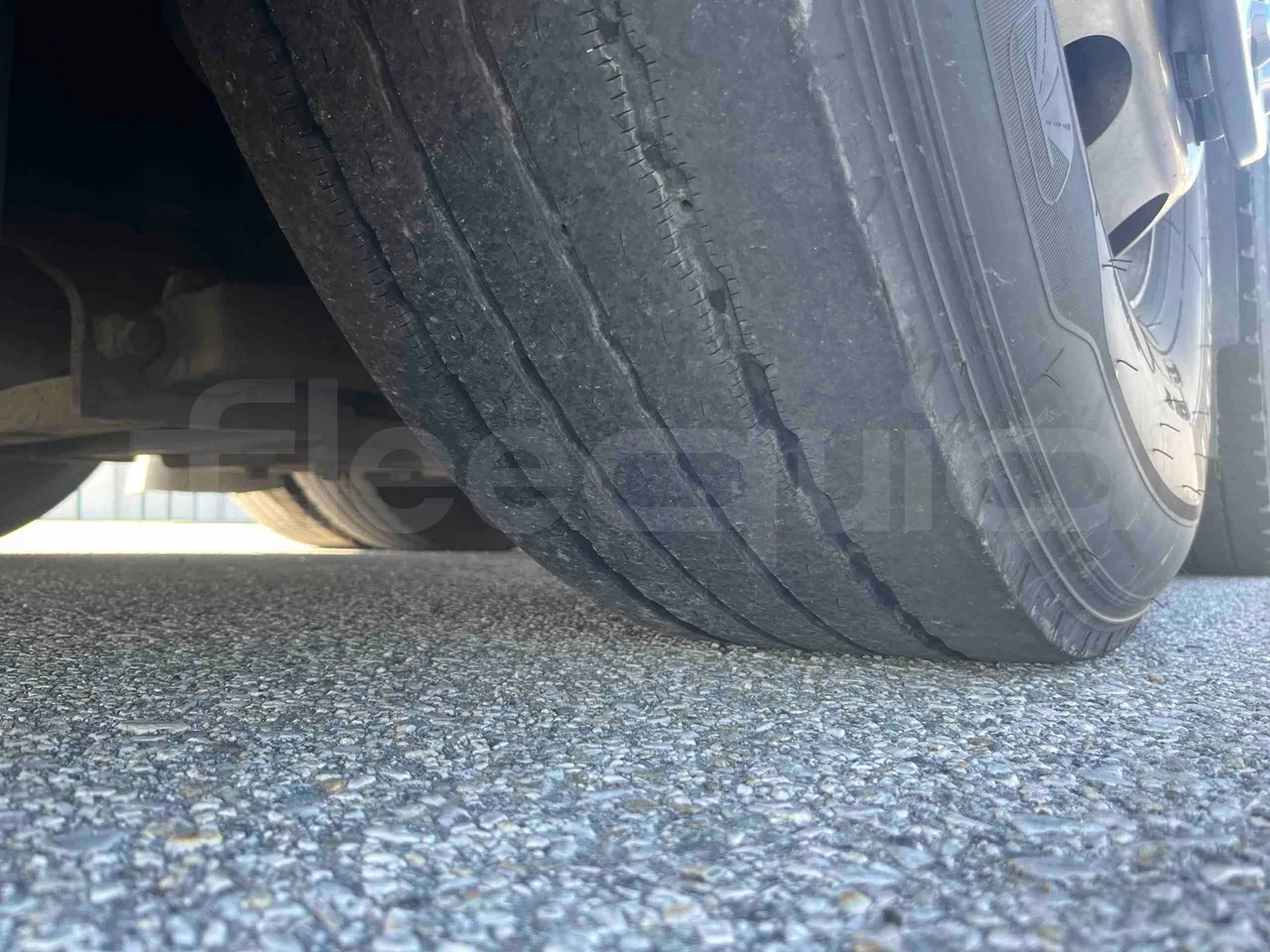 Neoplan 1122/3 L - Euro3 - 390kW - 13.790mt - tread condition third axle tires left