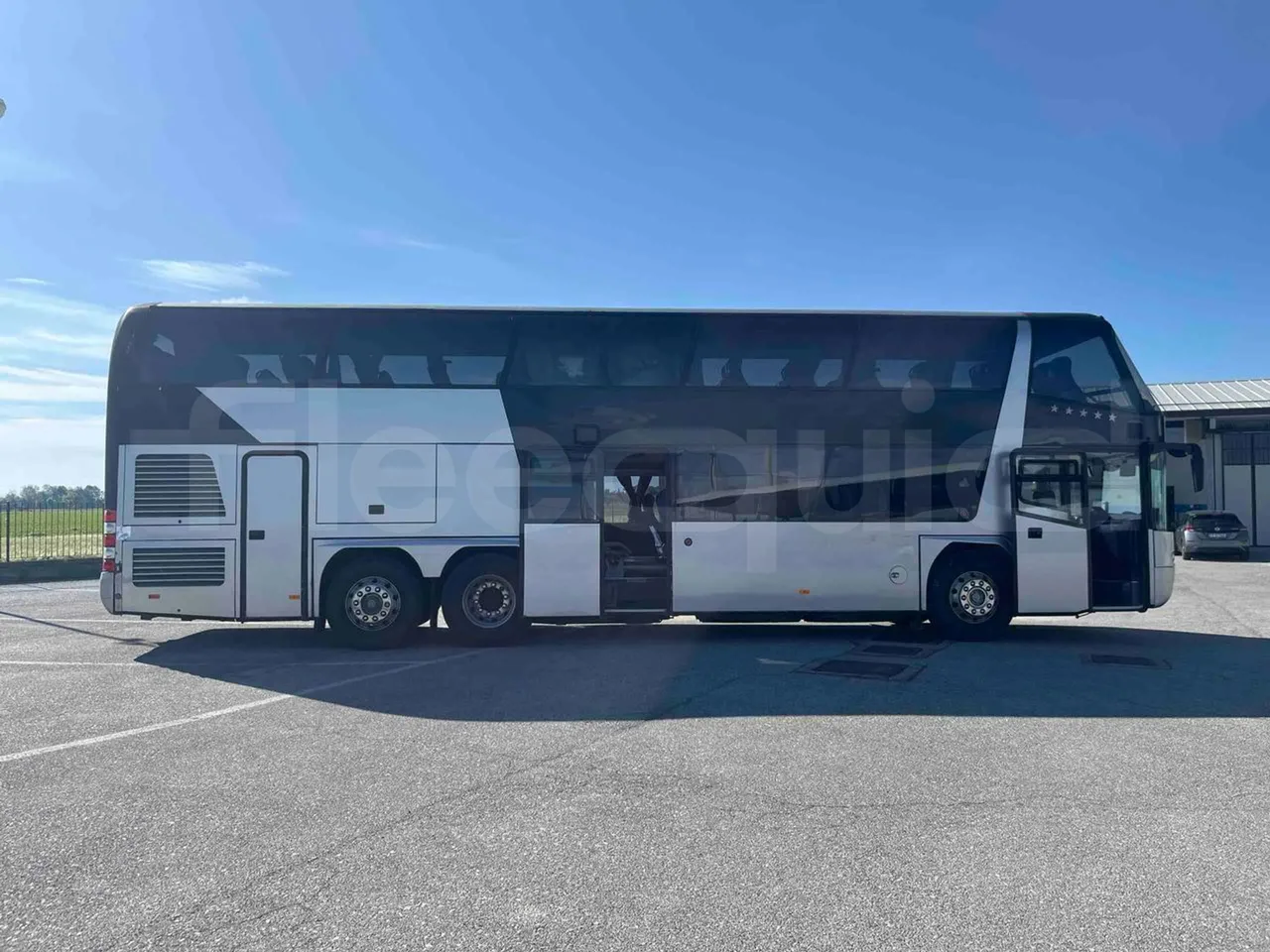 Neoplan 1122/3 L - Euro3 - 390kW - 13.790mt - right side doors open