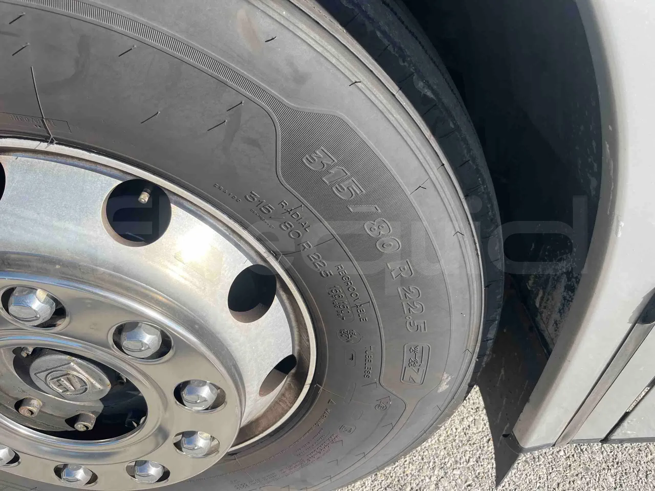 Neoplan 1122/3 L - Euro3 - 390kW - 13.790mt - front left tire measurements