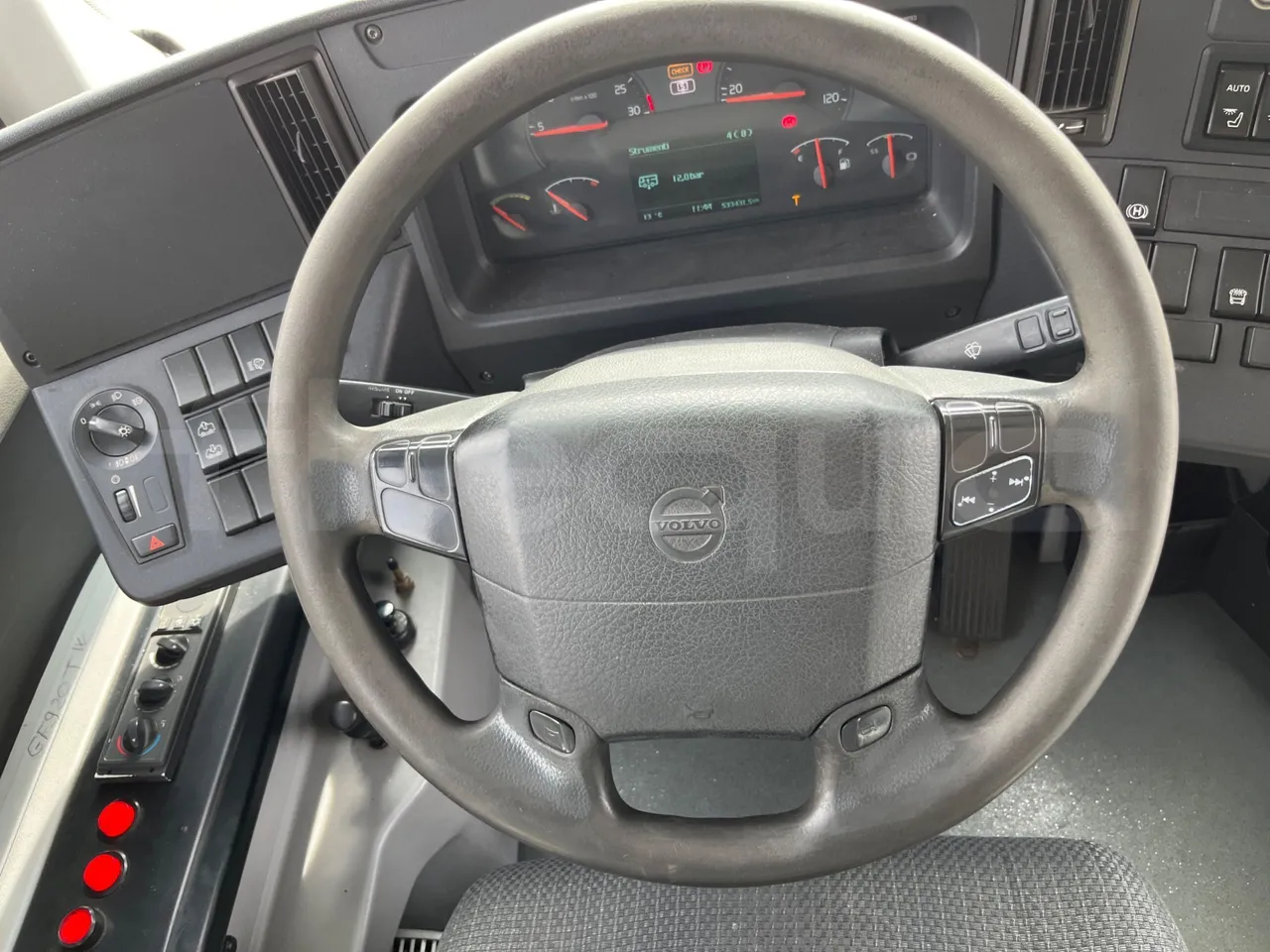 Volvo B4SC 7900  - Euro6 - 177kW - 12.134mt - steering wheel photo