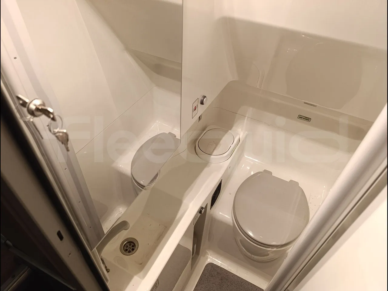 Iveco Magelys SFR2XX QC M8CU - Euro6 - 294Kw - 12,830mt - toilette accessories photo