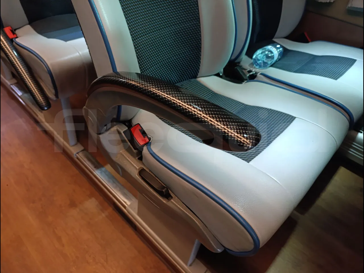 Iveco Magelys SFR2XX QC M8CU - Euro6 - 294Kw - 12,830mt - armrest detail photo
