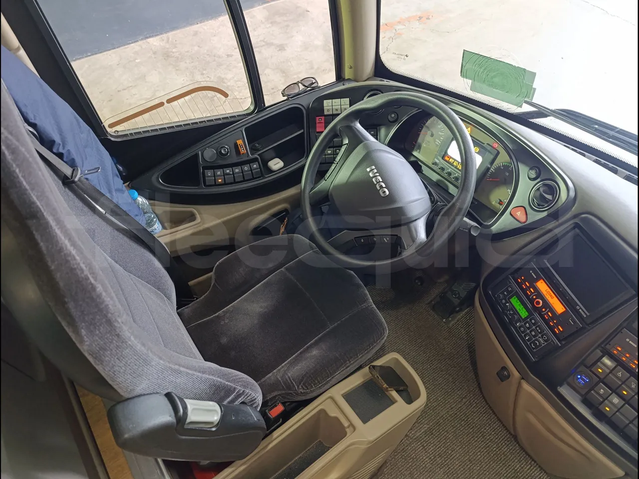 Iveco Magelys SFR2XX QC M8CU - Euro6 - 294Kw - 12,830mt - driver's seat photo