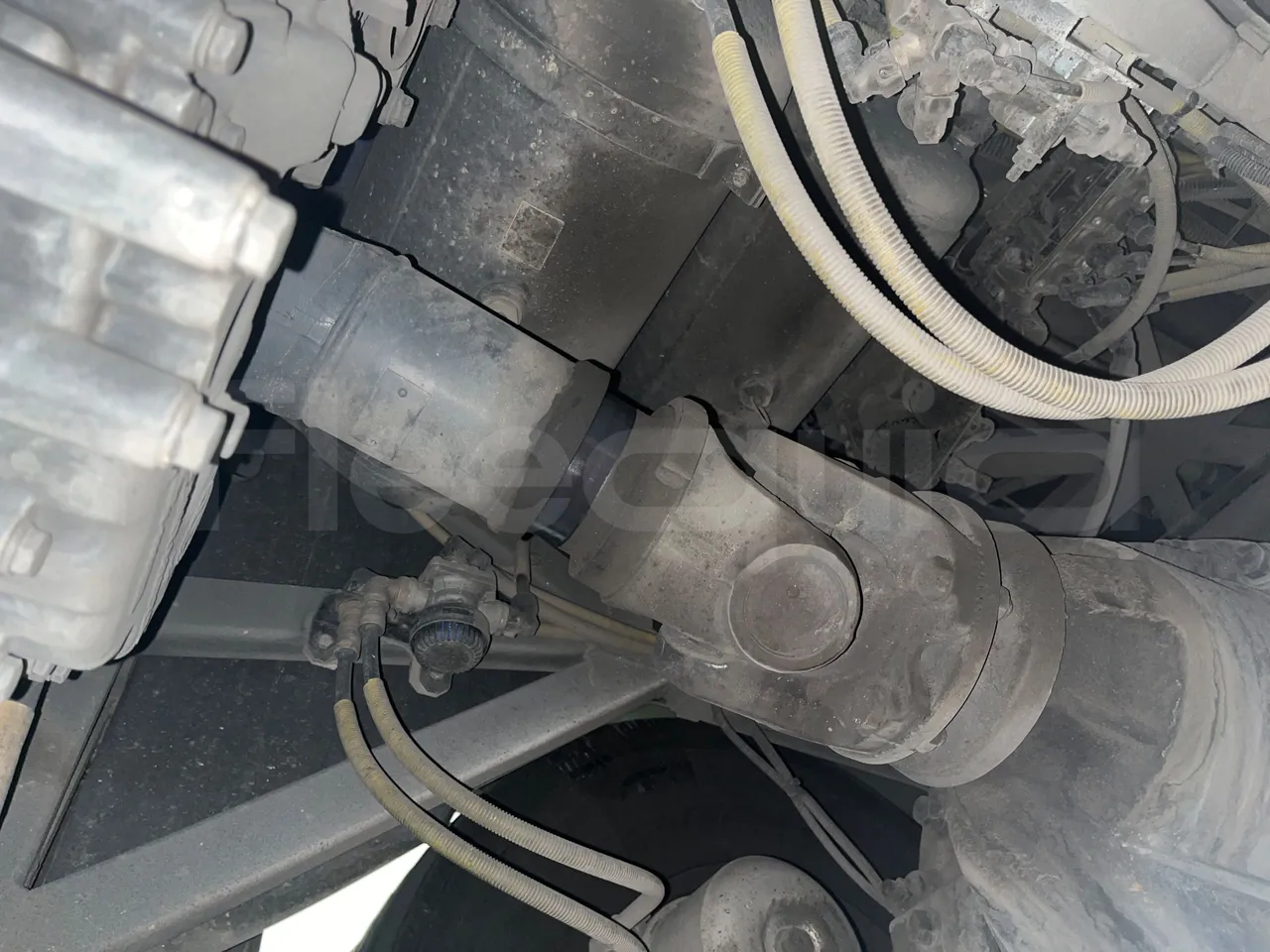 Iveco Magelys SFR2XX QC M8CU - Euro6 - 294Kw - 12,830mt - driveshaft photo