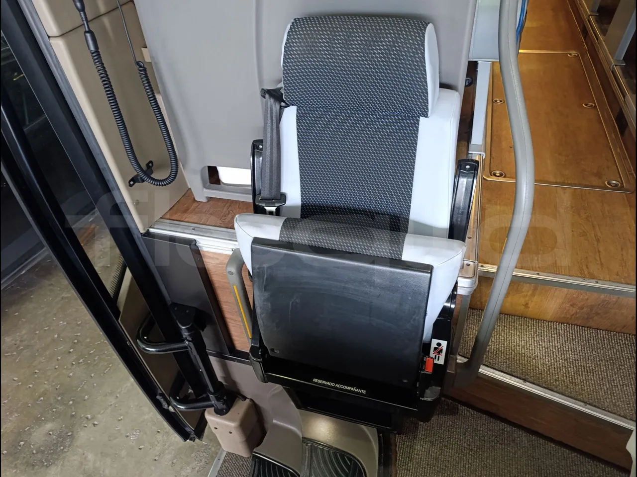 Iveco Magelys SFR2XX QC M8CU - Euro6 - 294Kw - 12,830mt - hostess seat photo