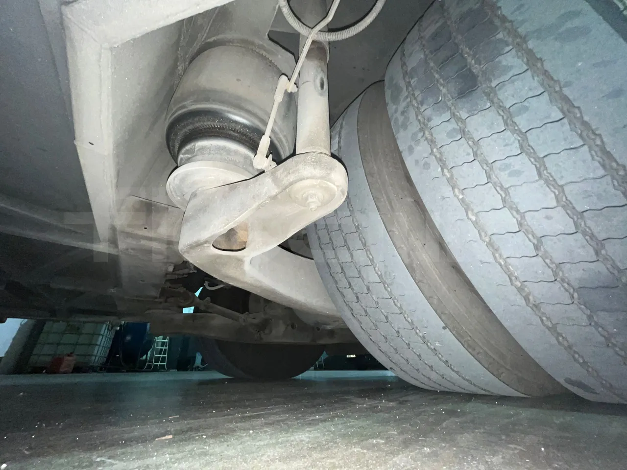 Iveco Magelys SFR2XX QC M8CU - Euro6 - 294Kw - 12,830mt - axle 2 shock absorbers 2 left