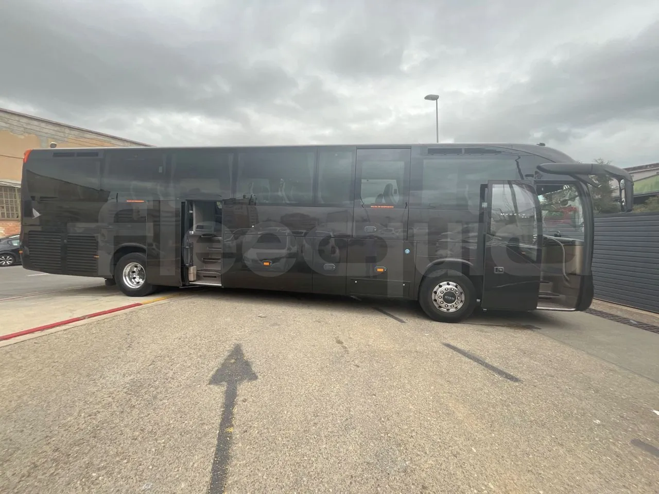 Iveco Magelys SFR2XX QC M8CU - Euro6 - 294Kw - 12,830mt - right side doors open