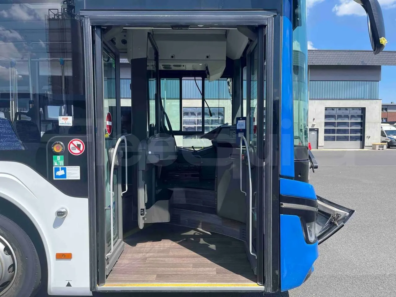 Man Lion's Intercity - front door 2 open