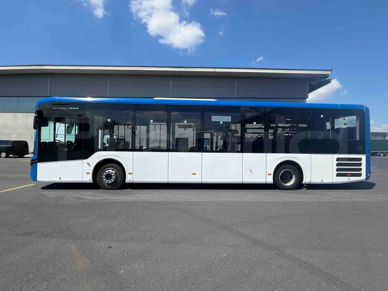 Man Lion's Intercity - external compartments photo