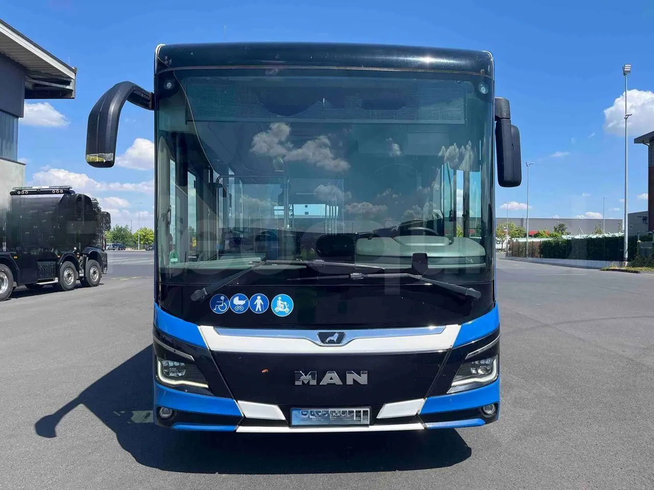 Man Lion's Intercity - front photo