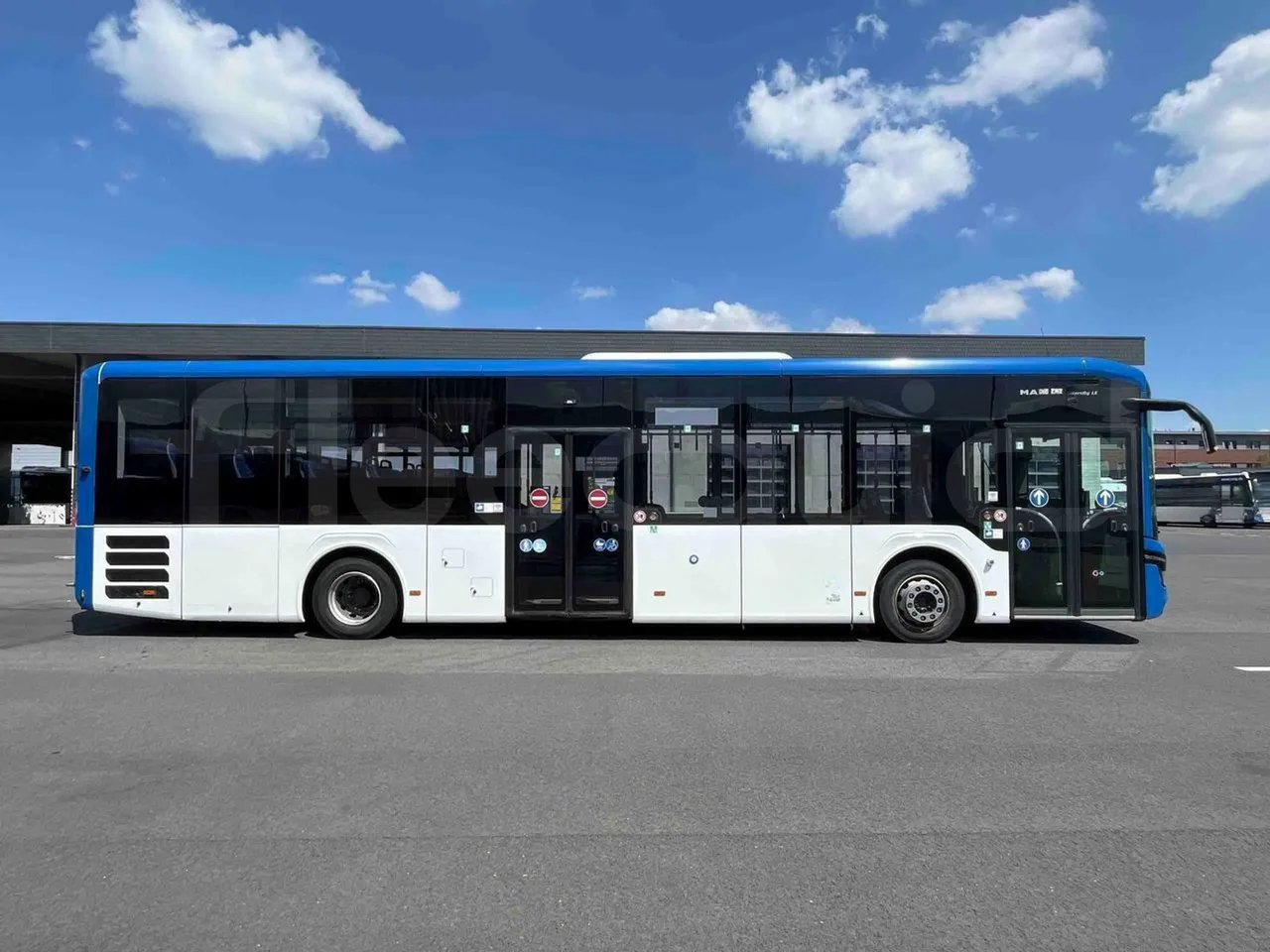 Man Lion's Intercity - right side doors closed