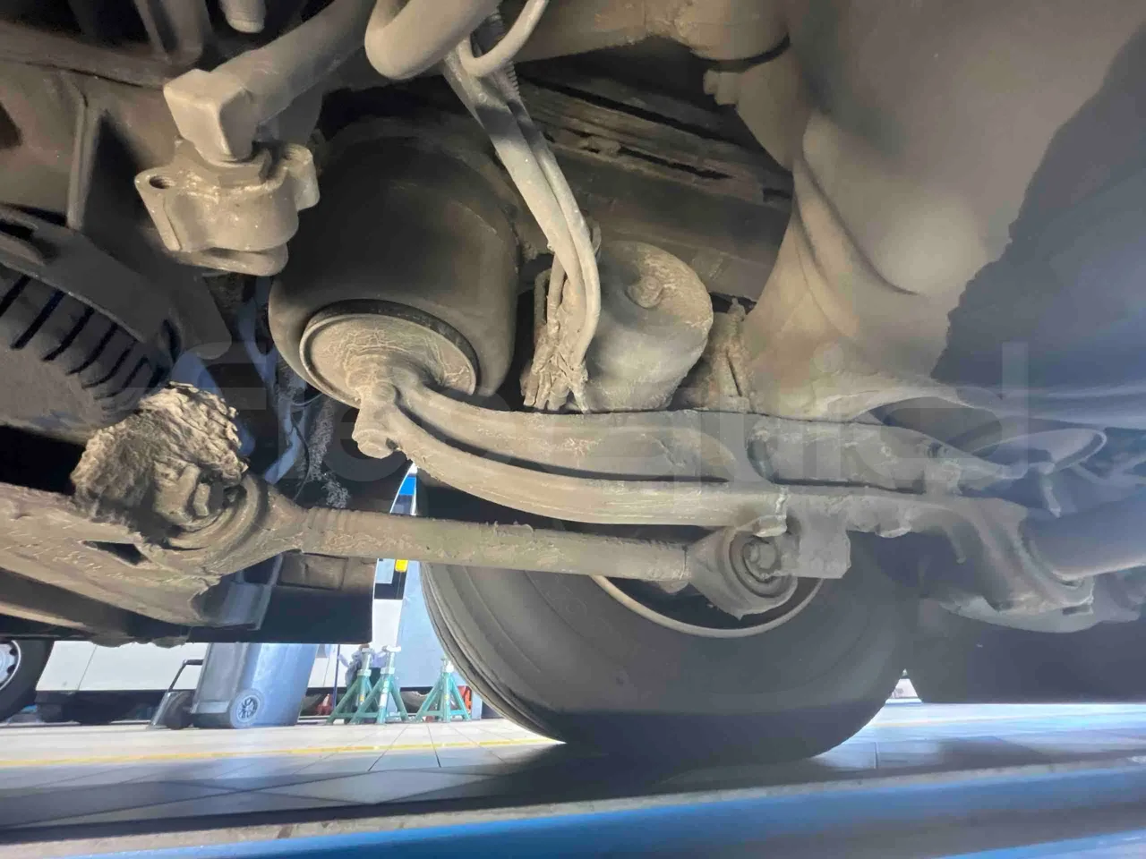 Man Lion's Intercity - front undercarriage from front