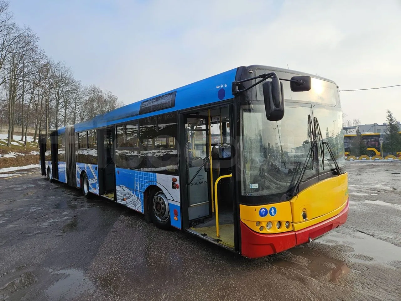 Solaris Urbino 18-Euro5-231kw-18m - 3/4 right front doors open