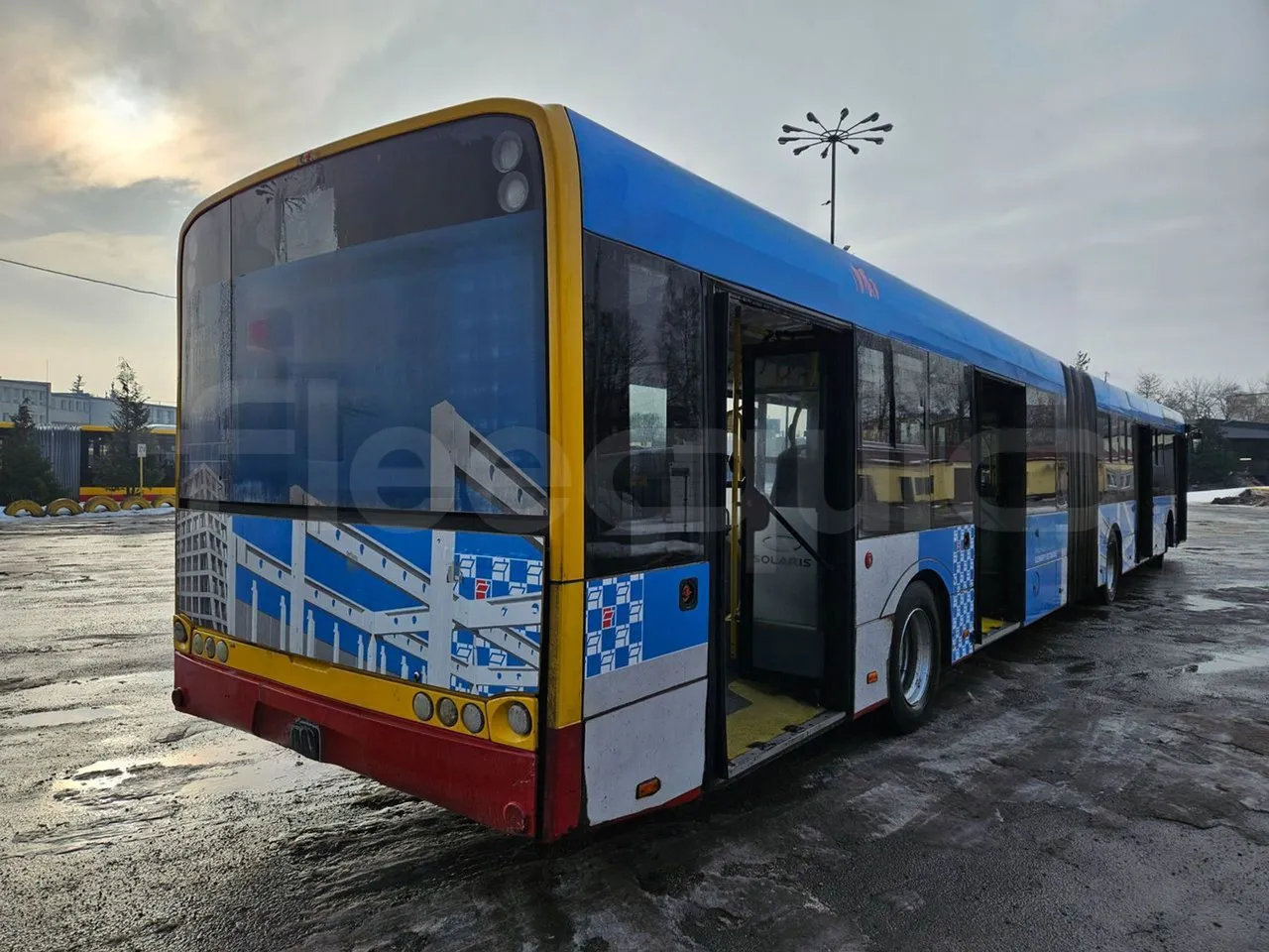 Solaris Urbino 18-Euro5-231kw-18m - 3/4 right rear doors open