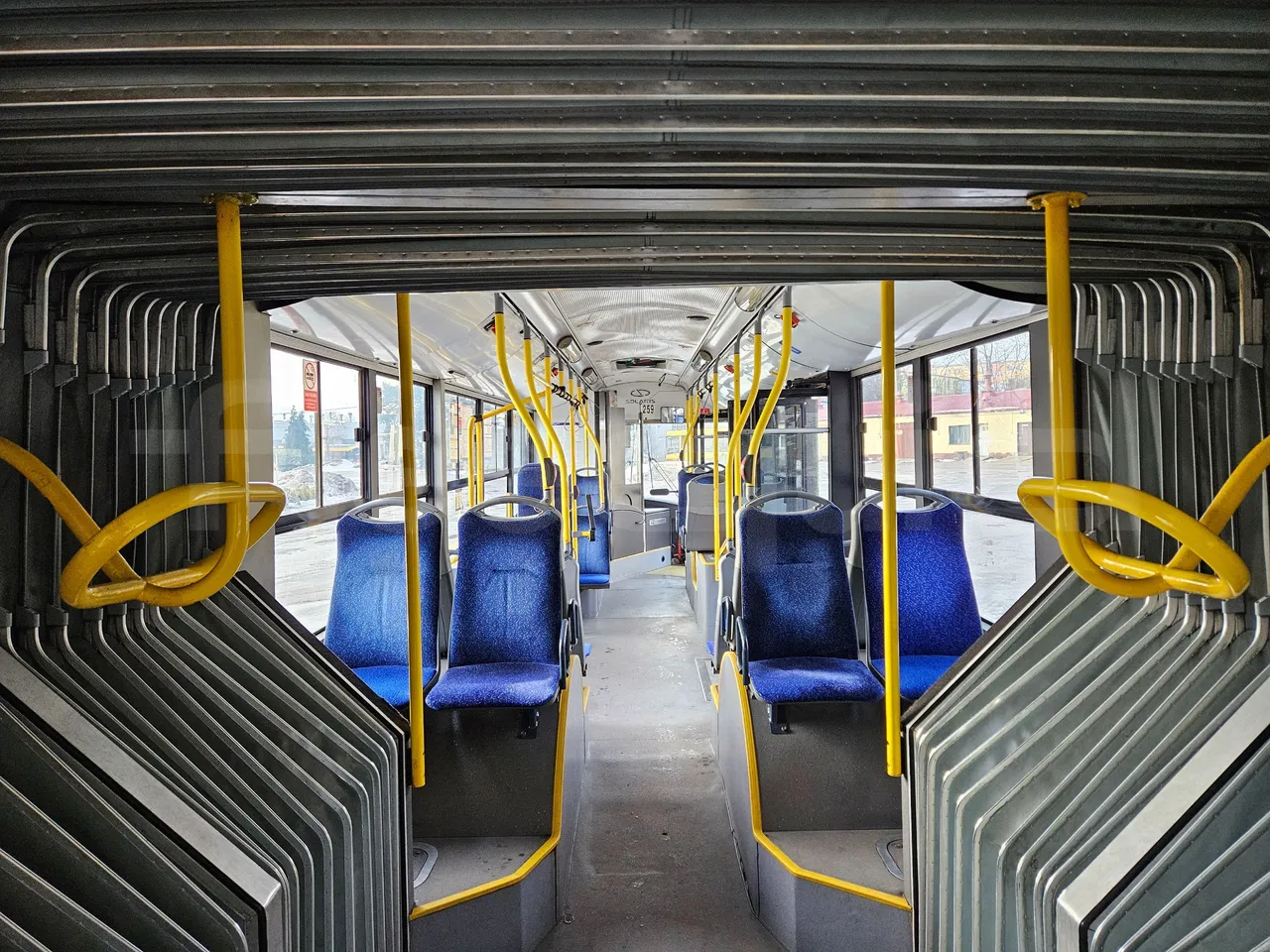 Solaris Urbino 18-Euro5-231kw-18m - forward view middle aisle