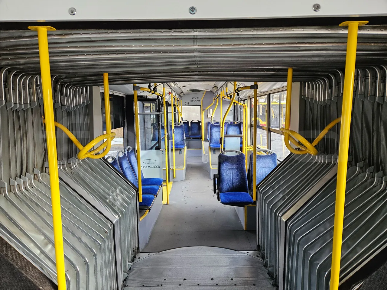 Solaris Urbino 18-Euro5-231kw-18m - reverse view middle aisle